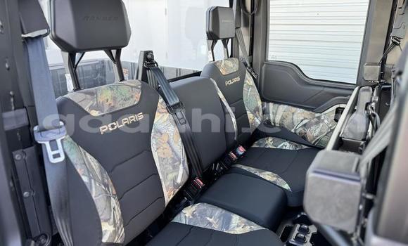 Oofamaa Jeep Wrangler Green Makiinaa iti Baki keessatti Awdal keessatti Oofamaa Jeep Wrangler Green Makiinaa iti Baki keessatti Awdal keessatti