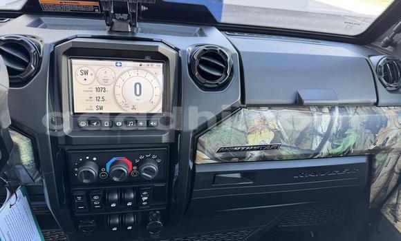 Oofamaa Jeep Wrangler Green Makiinaa iti Baki keessatti Awdal keessatti Oofamaa Jeep Wrangler Green Makiinaa iti Baki keessatti Awdal keessatti