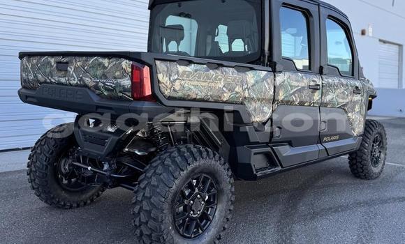 Oofamaa Jeep Wrangler Green Makiinaa iti Baki keessatti Awdal keessatti Oofamaa Jeep Wrangler Green Makiinaa iti Baki keessatti Awdal keessatti
