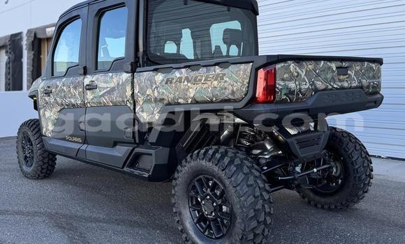 Oofamaa Jeep Wrangler Green Makiinaa iti Baki keessatti Awdal keessatti Oofamaa Jeep Wrangler Green Makiinaa iti Baki keessatti Awdal keessatti