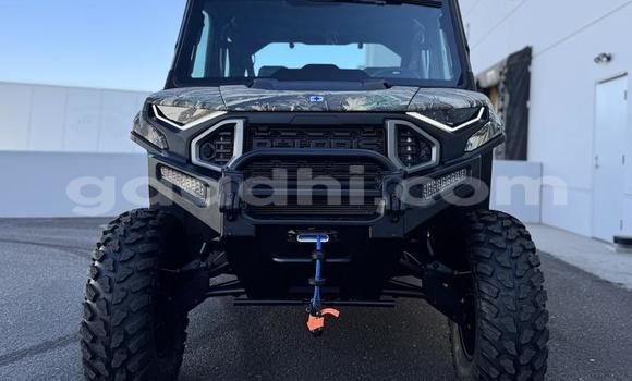 Oofamaa Jeep Wrangler Green Makiinaa iti Baki keessatti Awdal keessatti Oofamaa Jeep Wrangler Green Makiinaa iti Baki keessatti Awdal keessatti