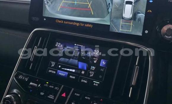 Oofamaa Lexus LX White Makiinaa iti Baki keessatti Awdal keessatti Oofamaa Lexus LX White Makiinaa iti Baki keessatti Awdal keessatti