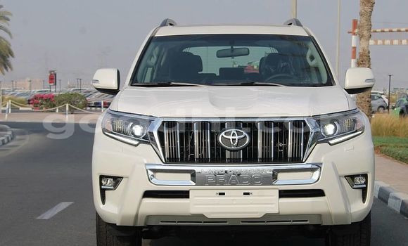 اشتري مستعمل Toyota Land Cruiser Prado أبيض سيارة في Bandarmu'ayo في باري