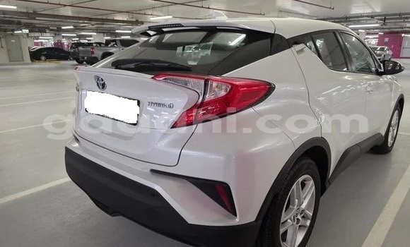 Acheter Occasion Voiture Toyota C-HR Blanc à Bandarmu'ayo, Bari Acheter Occasion Voiture Toyota C-HR Blanc à Bandarmu'ayo, Bari