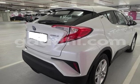 Acheter Occasion Voiture Toyota C-HR Blanc à Bandarmu'ayo, Bari Acheter Occasion Voiture Toyota C-HR Blanc à Bandarmu'ayo, Bari