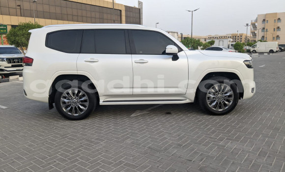 Buy Used Toyota Land Cruiser White Car in Bandarmu'ayo in Bari Buy Used Toyota Land Cruiser White Car in Bandarmu'ayo in Bari