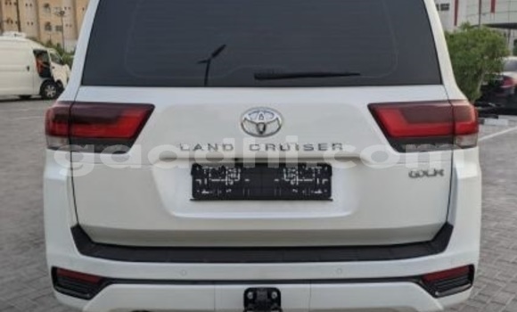 Buy Used Toyota Land Cruiser White Car in Bandarmu'ayo in Bari Buy Used Toyota Land Cruiser White Car in Bandarmu'ayo in Bari