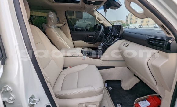 Buy Used Toyota Land Cruiser White Car in Bandarmu'ayo in Bari Buy Used Toyota Land Cruiser White Car in Bandarmu'ayo in Bari