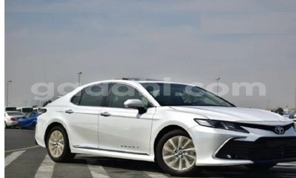 Oofamaa Toyota Camry White Makiinaa iti Mogadishu keessatti Somalia keessatti Oofamaa Toyota Camry White Makiinaa iti Mogadishu keessatti Somalia keessatti