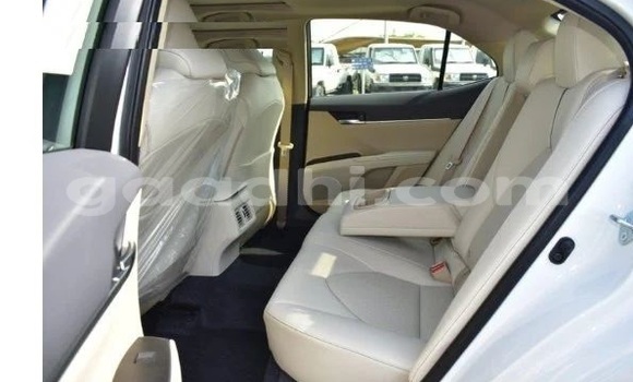 Oofamaa Toyota Camry White Makiinaa iti Mogadishu keessatti Somalia keessatti Oofamaa Toyota Camry White Makiinaa iti Mogadishu keessatti Somalia keessatti