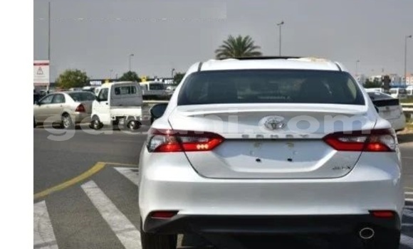 Oofamaa Toyota Camry White Makiinaa iti Mogadishu keessatti Somalia keessatti Oofamaa Toyota Camry White Makiinaa iti Mogadishu keessatti Somalia keessatti