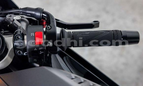 Oofamaa Yamaha YZF Black Doqdoqqee iti Baki keessatti Awdal keessatti Oofamaa Yamaha YZF Black Doqdoqqee iti Baki keessatti Awdal keessatti