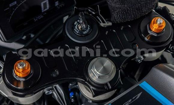 Oofamaa Yamaha YZF Black Doqdoqqee iti Baki keessatti Awdal keessatti Oofamaa Yamaha YZF Black Doqdoqqee iti Baki keessatti Awdal keessatti