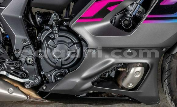 Oofamaa Yamaha YZF Black Doqdoqqee iti Baki keessatti Awdal keessatti Oofamaa Yamaha YZF Black Doqdoqqee iti Baki keessatti Awdal keessatti