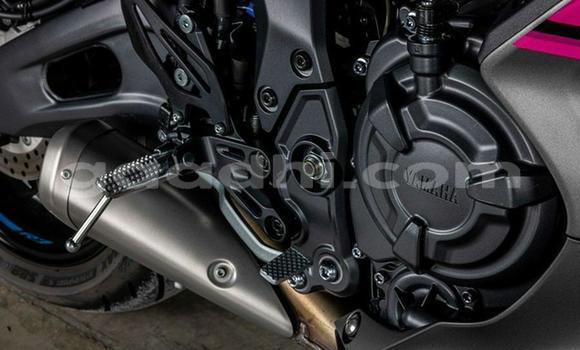 Oofamaa Yamaha YZF Black Doqdoqqee iti Baki keessatti Awdal keessatti Oofamaa Yamaha YZF Black Doqdoqqee iti Baki keessatti Awdal keessatti