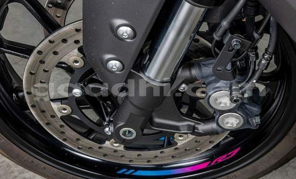 Oofamaa Yamaha YZF Black Doqdoqqee iti Baki keessatti Awdal keessatti Oofamaa Yamaha YZF Black Doqdoqqee iti Baki keessatti Awdal keessatti