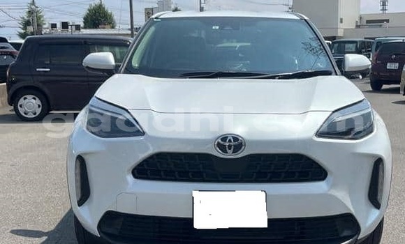Buy Used Toyota Yaris White Car in Bandarmu'ayo in Bari