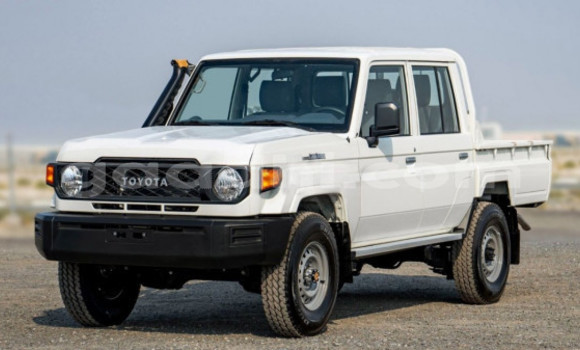 Buy Used Toyota Land Cruiser White Car in Bandarmu'ayo in Bari