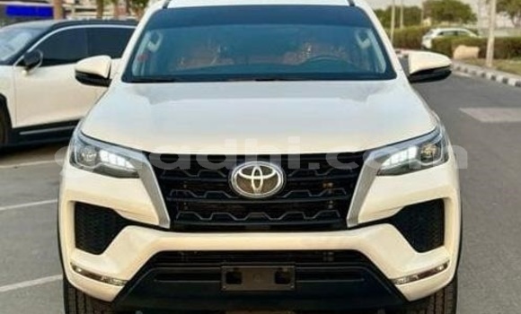 اشتري مستعمل Toyota Fortuner أبيض سيارة في Bandarmu'ayo في باري اشتري مستعمل Toyota Fortuner أبيض سيارة في Bandarmu'ayo في باري