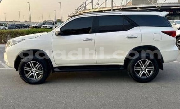 اشتري مستعمل Toyota Fortuner أبيض سيارة في Bandarmu'ayo في باري اشتري مستعمل Toyota Fortuner أبيض سيارة في Bandarmu'ayo في باري