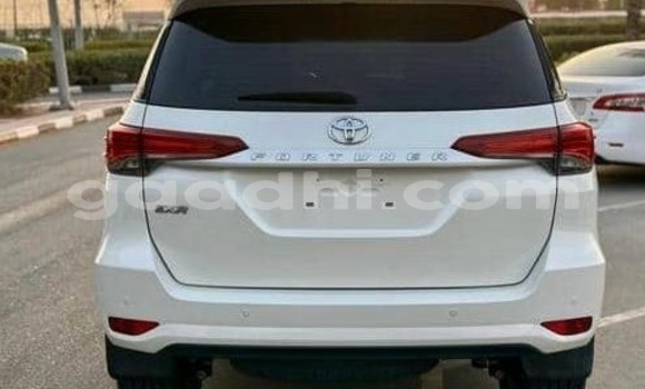اشتري مستعمل Toyota Fortuner أبيض سيارة في Bandarmu'ayo في باري اشتري مستعمل Toyota Fortuner أبيض سيارة في Bandarmu'ayo في باري