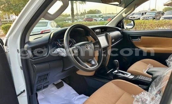 اشتري مستعمل Toyota Fortuner أبيض سيارة في Bandarmu'ayo في باري اشتري مستعمل Toyota Fortuner أبيض سيارة في Bandarmu'ayo في باري