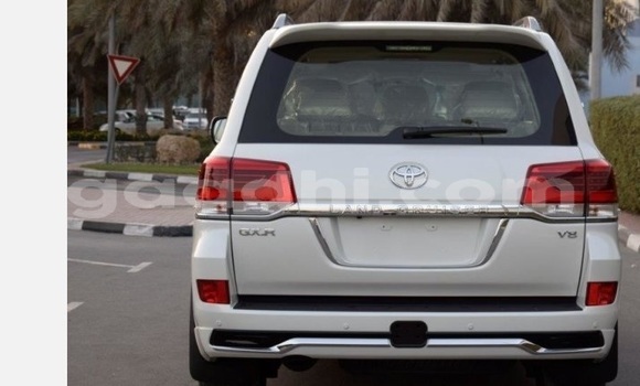 اشتري مستعمل Toyota Land Cruiser أبيض سيارة في Bandarmu'ayo في باري اشتري مستعمل Toyota Land Cruiser أبيض سيارة في Bandarmu'ayo في باري