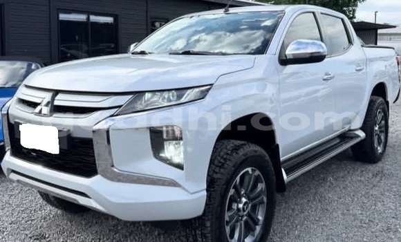 اشتري مستعمل Mitsubishi L200 أبيض سيارة في Bandarmu'ayo في باري اشتري مستعمل Mitsubishi L200 أبيض سيارة في Bandarmu'ayo في باري