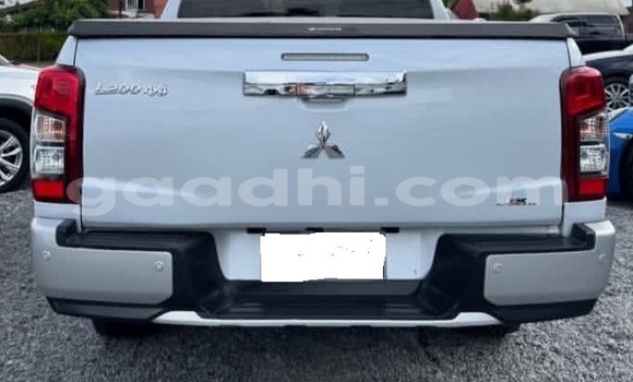 اشتري مستعمل Mitsubishi L200 أبيض سيارة في Bandarmu'ayo في باري اشتري مستعمل Mitsubishi L200 أبيض سيارة في Bandarmu'ayo في باري
