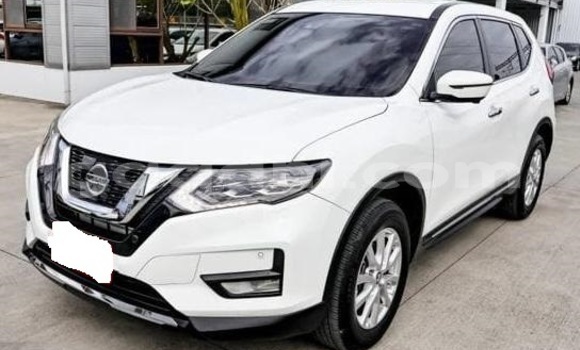 Nunua Ilio tumika Nissan X–Trail Nyeupe Gari ndani ya Bandarmu nchini Bari