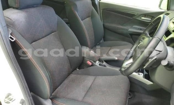 اشتري مستعمل Honda FIT أبيض سيارة في Bandarmu'ayo في باري اشتري مستعمل Honda FIT أبيض سيارة في Bandarmu'ayo في باري