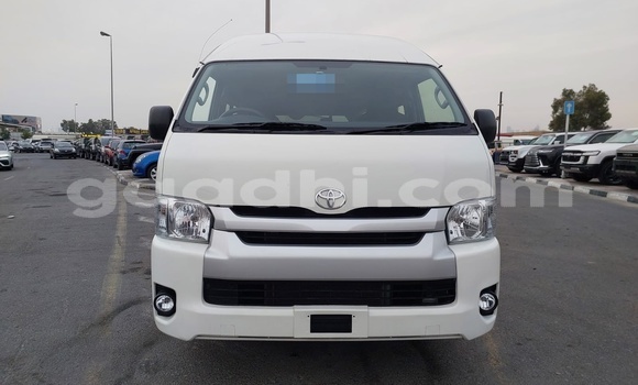 Oofamaa Toyota Hiace White Makiinaa iti Mogadishu keessatti Somalia keessatti Oofamaa Toyota Hiace White Makiinaa iti Mogadishu keessatti Somalia keessatti