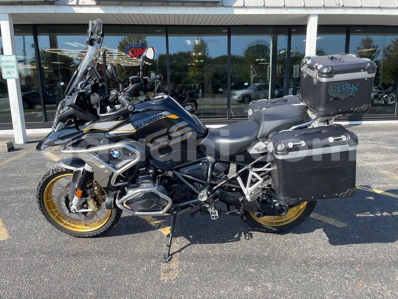 Big with watermark bmw r1200gs adventure somalia mogadishu 6158