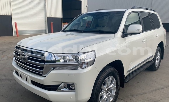 Oofamaa Toyota Land Cruiser White Makiinaa iti Bandarmu'ayo keessatti Bari keessatti Oofamaa Toyota Land Cruiser White Makiinaa iti Bandarmu'ayo keessatti Bari keessatti