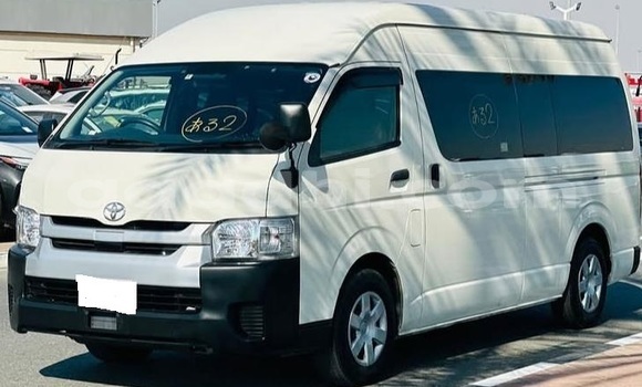 Oofamaa Toyota Hiace White Makiinaa iti Bandarmu'ayo keessatti Bari keessatti Oofamaa Toyota Hiace White Makiinaa iti Bandarmu'ayo keessatti Bari keessatti