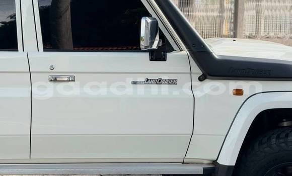 Oofamaa Toyota Land Cruiser White Makiinaa iti Bandarmu'ayo keessatti Bari keessatti Oofamaa Toyota Land Cruiser White Makiinaa iti Bandarmu'ayo keessatti Bari keessatti