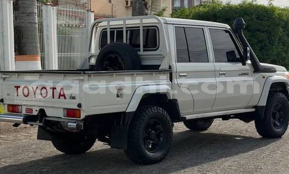 Oofamaa Toyota Land Cruiser White Makiinaa iti Bandarmu'ayo keessatti Bari keessatti Oofamaa Toyota Land Cruiser White Makiinaa iti Bandarmu'ayo keessatti Bari keessatti