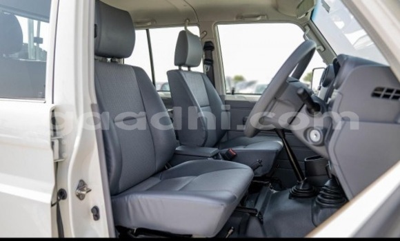 Oofamaa Toyota Land Cruiser White Makiinaa iti Bandarmu'ayo keessatti Bari keessatti Oofamaa Toyota Land Cruiser White Makiinaa iti Bandarmu'ayo keessatti Bari keessatti