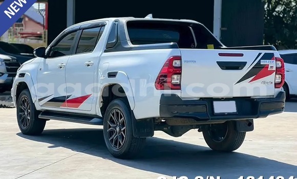 Buy Used Toyota Hiluxe Revo White Car in Mogadishu in Somalia Buy Used Toyota Hiluxe Revo White Car in Mogadishu in Somalia