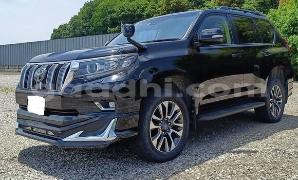 Oofamaa Toyota Land Cruiser Prado White Makiinaa iti Bandarmu'ayo keessatti Bari keessatti Oofamaa Toyota Land Cruiser Prado White Makiinaa iti Bandarmu'ayo keessatti Bari keessatti