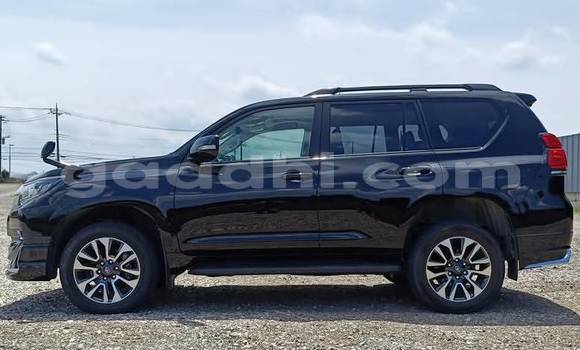 Oofamaa Toyota Land Cruiser Prado White Makiinaa iti Bandarmu'ayo keessatti Bari keessatti Oofamaa Toyota Land Cruiser Prado White Makiinaa iti Bandarmu'ayo keessatti Bari keessatti