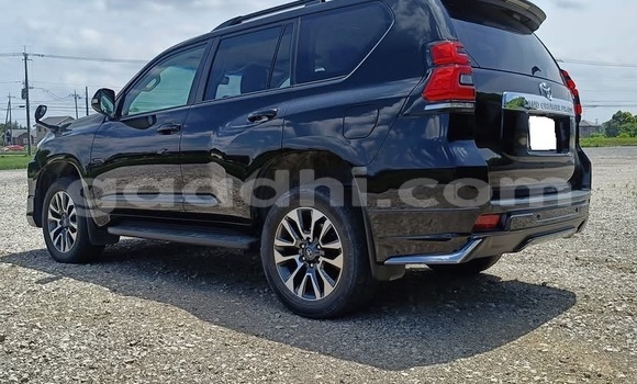 Oofamaa Toyota Land Cruiser Prado White Makiinaa iti Bandarmu'ayo keessatti Bari keessatti Oofamaa Toyota Land Cruiser Prado White Makiinaa iti Bandarmu'ayo keessatti Bari keessatti