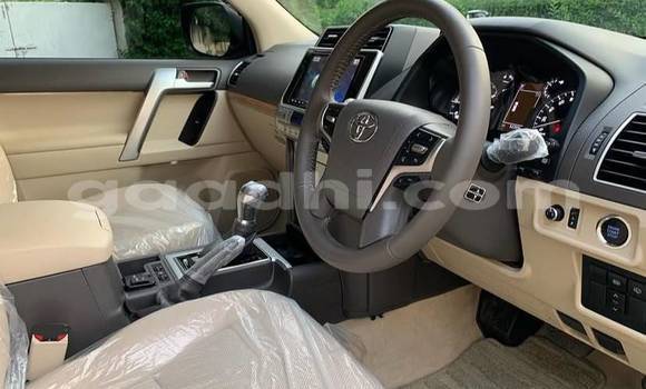 Oofamaa Toyota Land Cruiser Prado White Makiinaa iti Bandarmu'ayo keessatti Bari keessatti Oofamaa Toyota Land Cruiser Prado White Makiinaa iti Bandarmu'ayo keessatti Bari keessatti