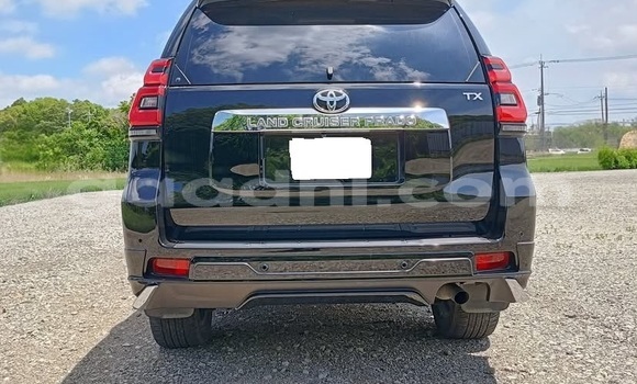 Oofamaa Toyota Land Cruiser Prado White Makiinaa iti Bandarmu'ayo keessatti Bari keessatti Oofamaa Toyota Land Cruiser Prado White Makiinaa iti Bandarmu'ayo keessatti Bari keessatti