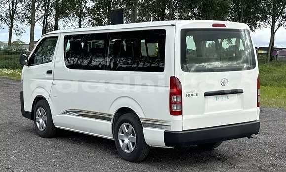 Oofamaa Toyota Hiace White Makiinaa iti Baki keessatti Awdal keessatti Oofamaa Toyota Hiace White Makiinaa iti Baki keessatti Awdal keessatti