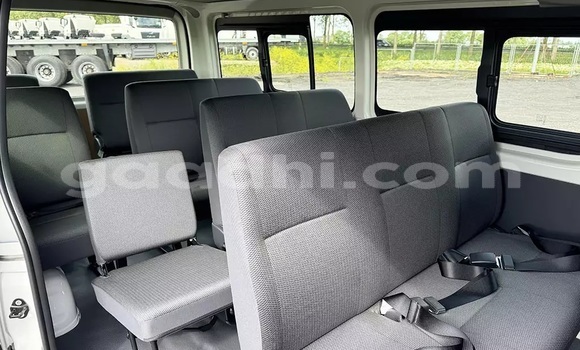 Oofamaa Toyota Hiace White Makiinaa iti Baki keessatti Awdal keessatti Oofamaa Toyota Hiace White Makiinaa iti Baki keessatti Awdal keessatti