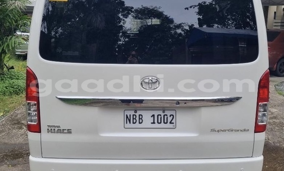 Oofamaa Toyota Hiace White Makiinaa iti Jalalassi keessatti Hiran keessatti Oofamaa Toyota Hiace White Makiinaa iti Jalalassi keessatti Hiran keessatti