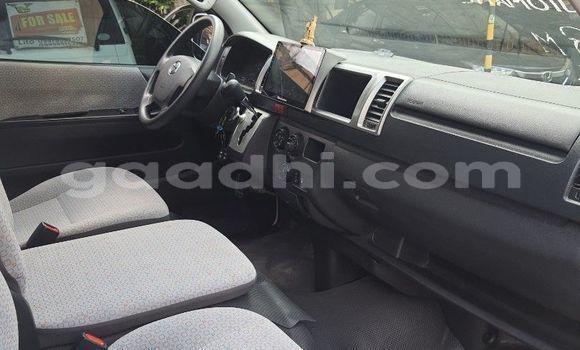 Oofamaa Toyota Hiace White Makiinaa iti Jalalassi keessatti Hiran keessatti Oofamaa Toyota Hiace White Makiinaa iti Jalalassi keessatti Hiran keessatti