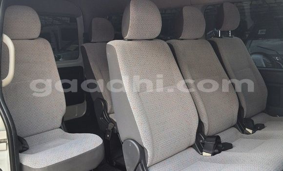 Oofamaa Toyota Hiace White Makiinaa iti Jalalassi keessatti Hiran keessatti Oofamaa Toyota Hiace White Makiinaa iti Jalalassi keessatti Hiran keessatti