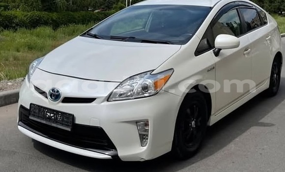 Buy Used Toyota Prius White Car in Bandarmu'ayo in Bari Buy Used Toyota Prius White Car in Bandarmu'ayo in Bari